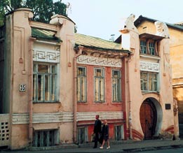 ДОМ С ПОДКОВОЙ